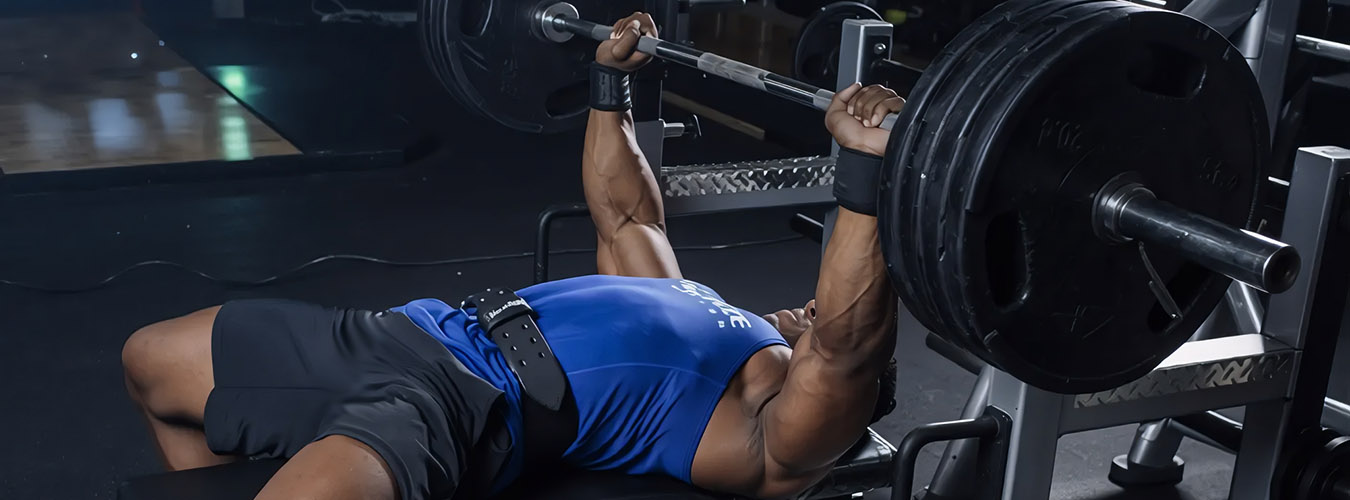 Kuntosalin kuningasliike: Penkkipunnerrus – Tekniikkaopas, välinevalinnat ja vinkit kovaan tulokseen 2026